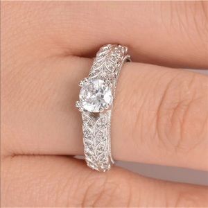 - 🌼 White Round Sapphire in a leaf Band .925